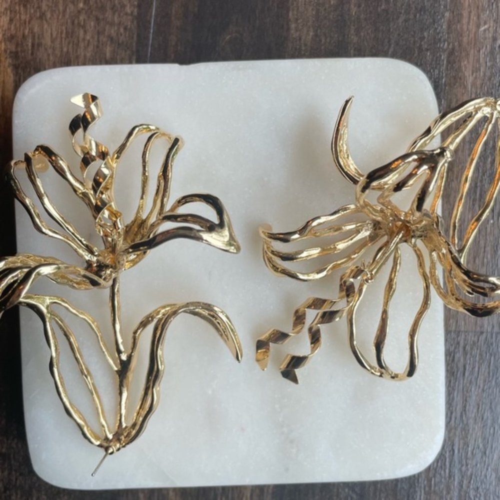 Golden Metal Floral Shape Dangle Earrings - Picture 5 of 6